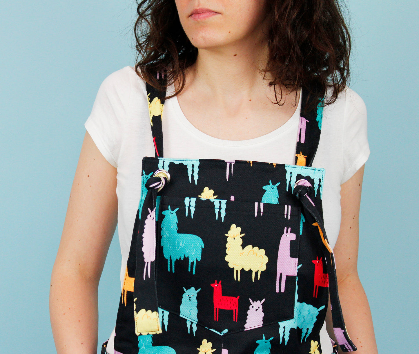Salopette - salopette gonna con bretelle regolabili in twill di cotone elasticizzato, stampa Funky Llamas