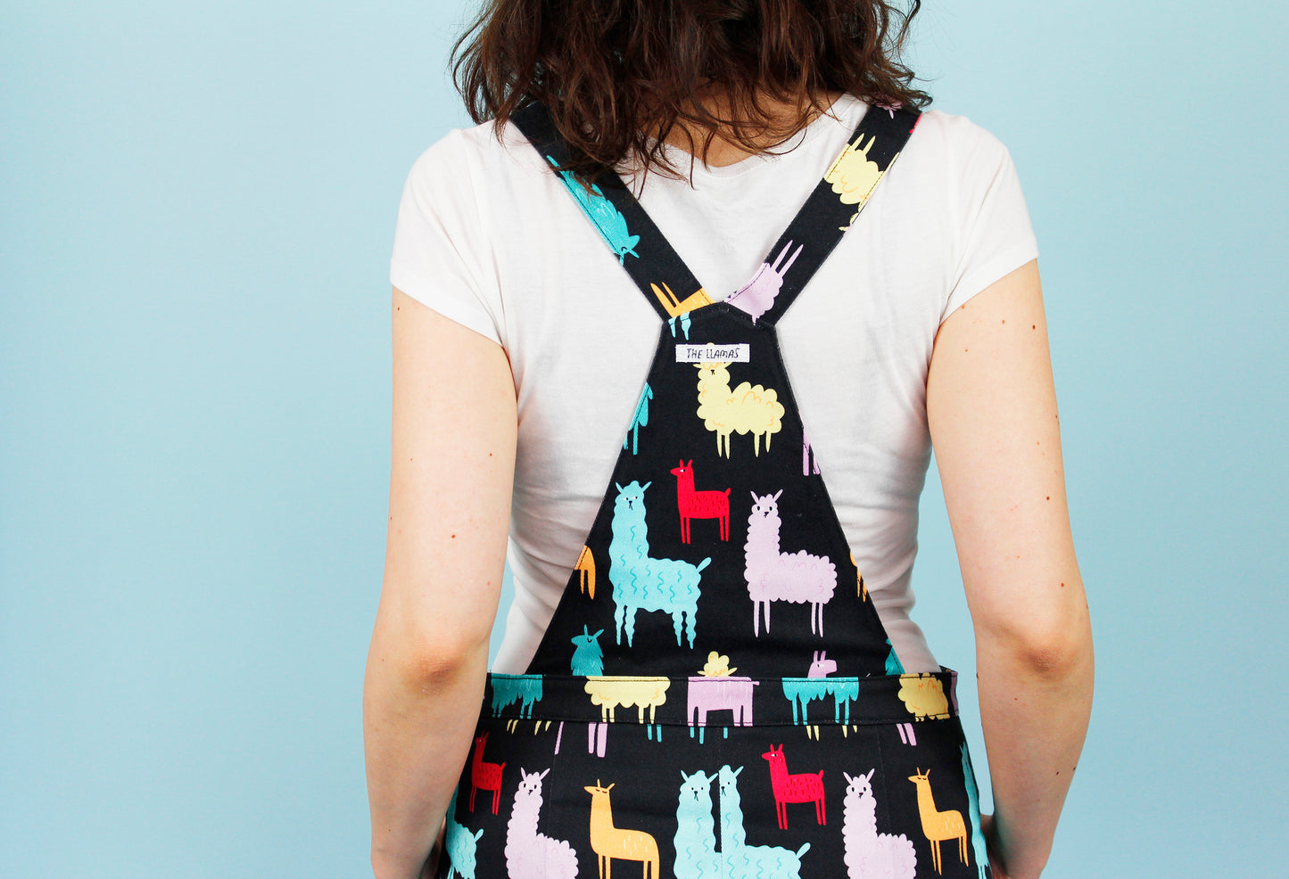 Salopette - salopette gonna con bretelle regolabili in twill di cotone elasticizzato, stampa Funky Llamas