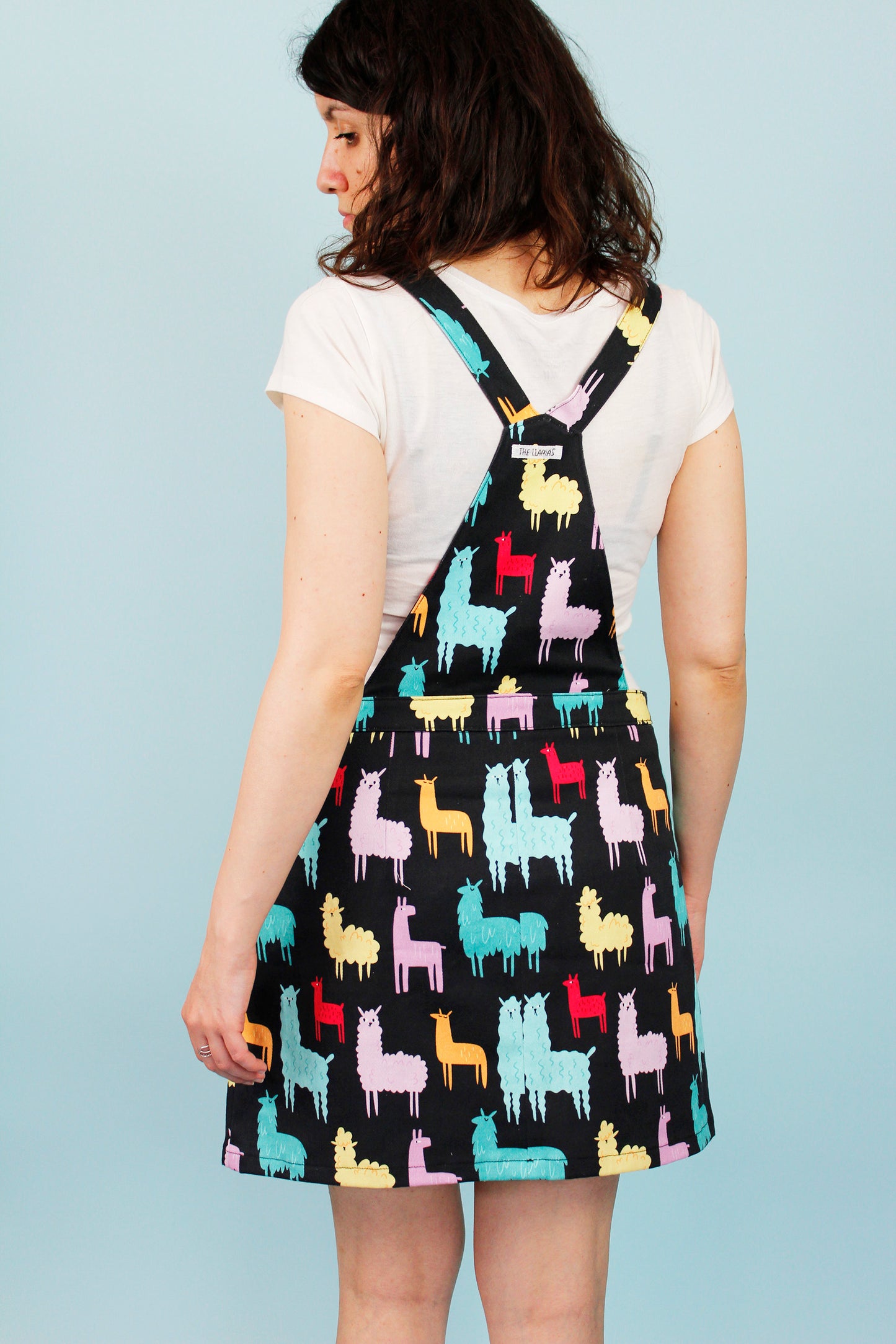 Salopette - salopette gonna con bretelle regolabili in twill di cotone elasticizzato, stampa Funky Llamas