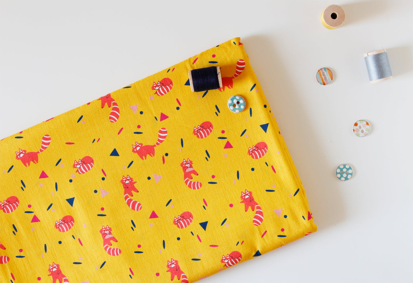Tessuto popeline di cotone - Twist and Panda, sfondo giallo - Collezione Quirky Animals