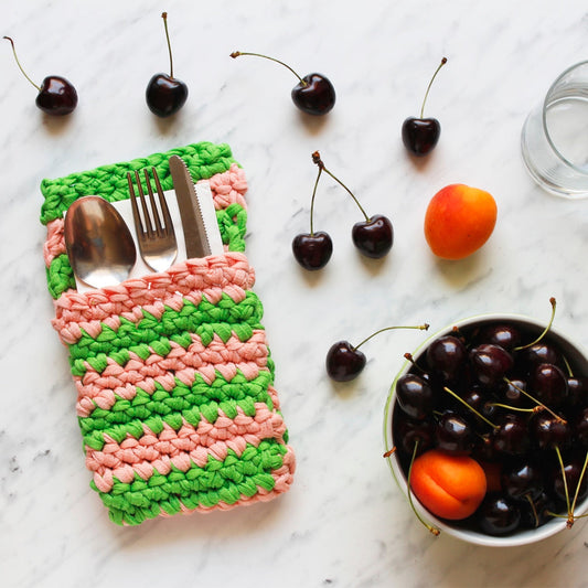 CROCHETED CUTLERY HOLDERS // FREE PATTERN FOR BETTAKNIT