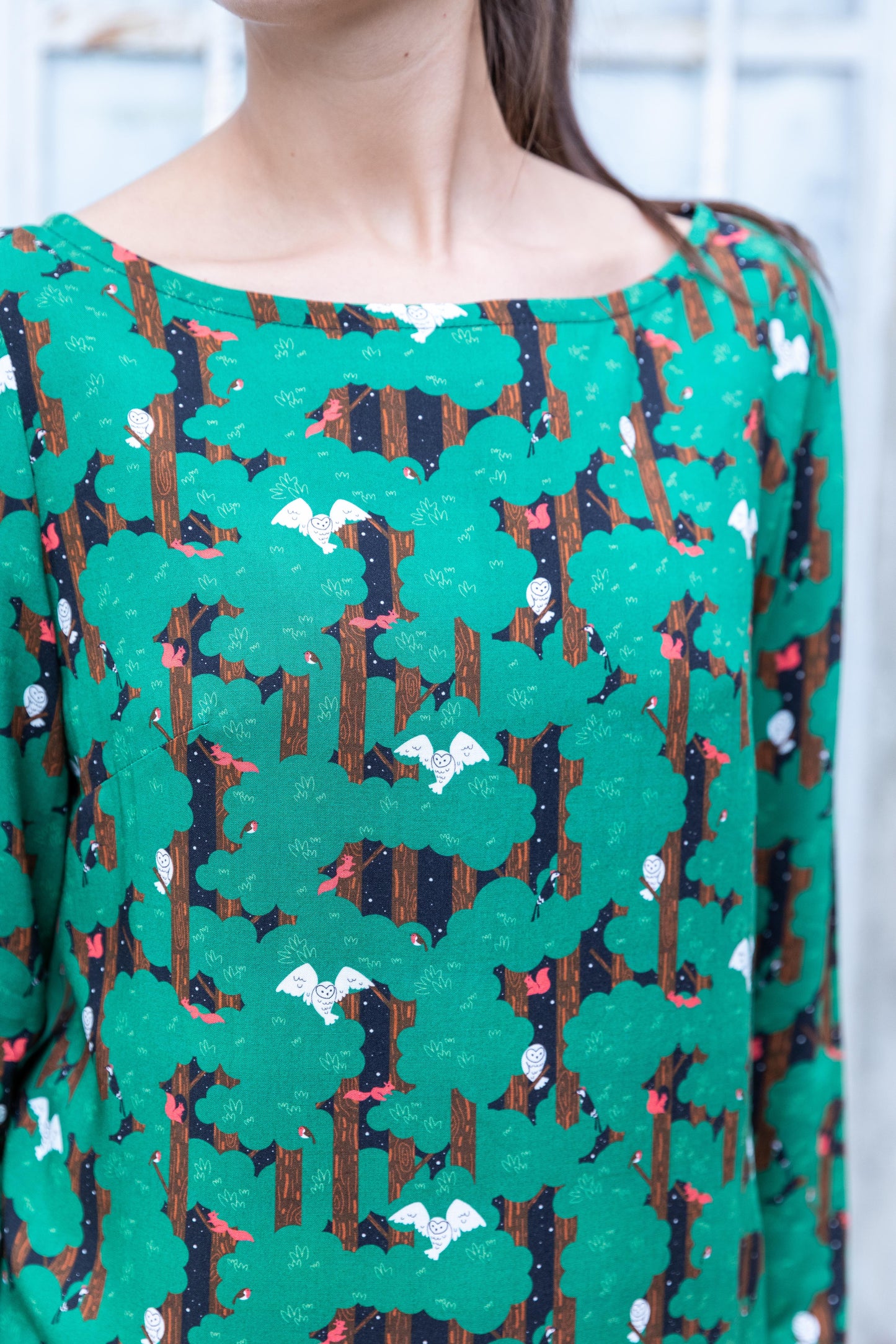 Blusa Piera - blusa verde a maniche lunghe con scollo a barca, stampa Night In The Woods