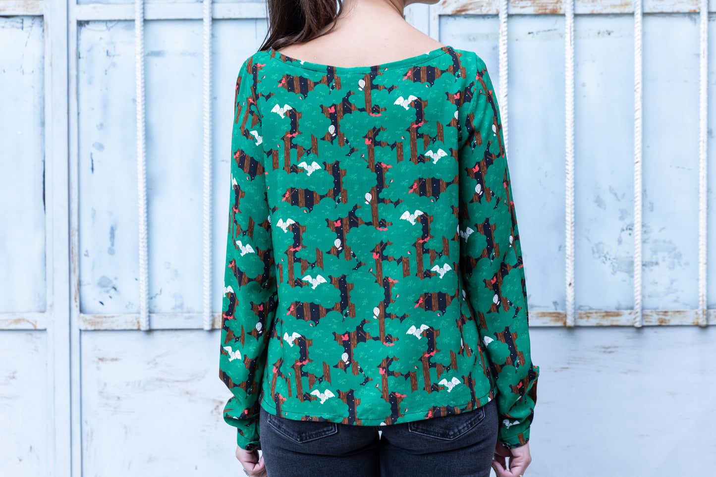 Blusa Piera - blusa verde a maniche lunghe con scollo a barca, stampa Night In The Woods