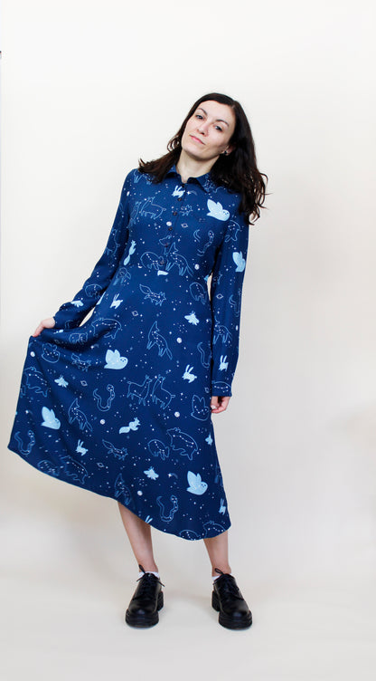 Abito Marianna - abito midi con colletto e bottoni, stampa Starry Animals