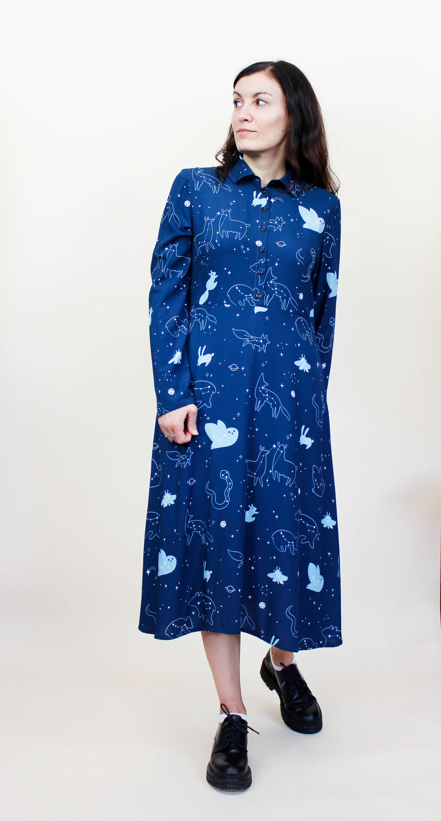 Abito Marianna - abito midi con colletto e bottoni, stampa Starry Animals