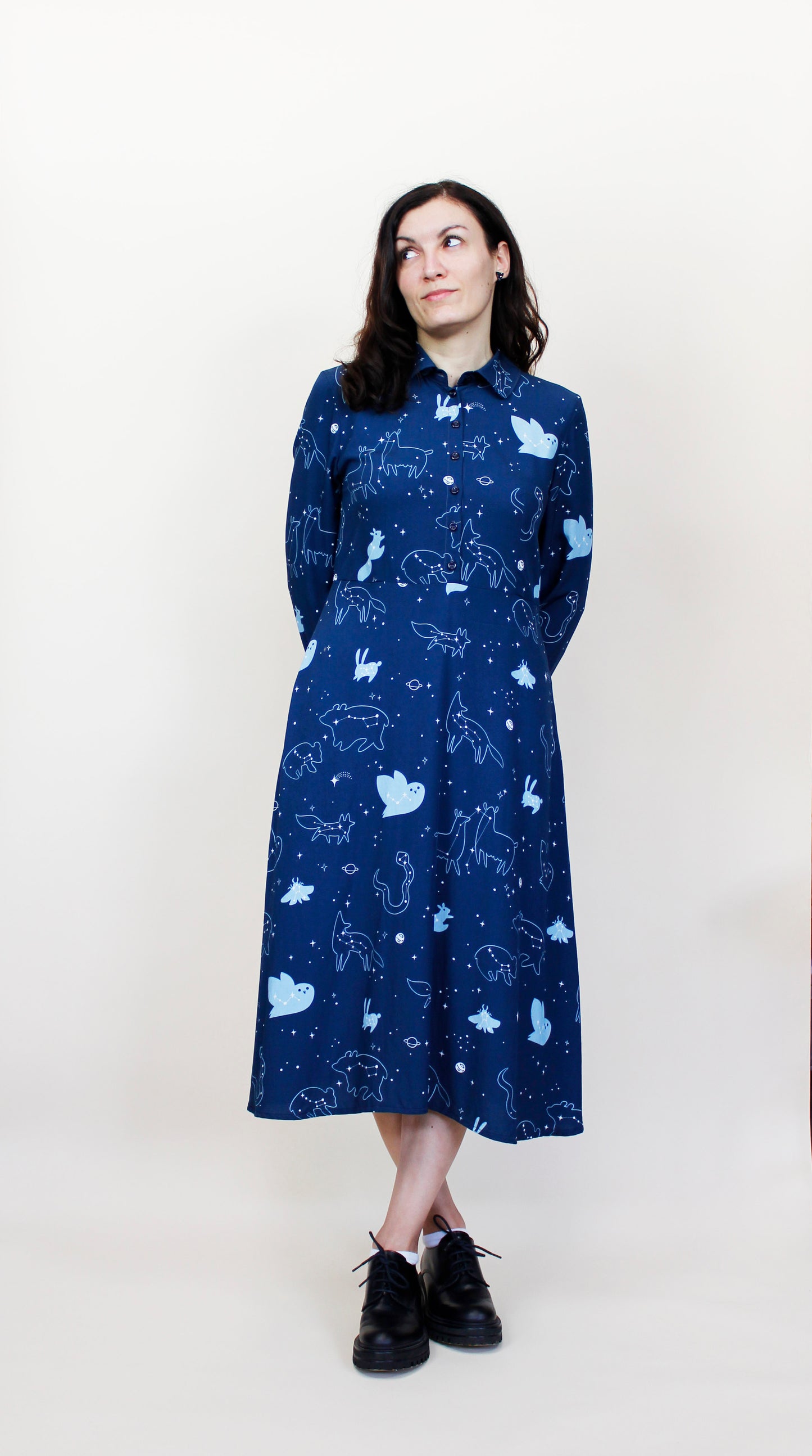 Abito Marianna - abito midi con colletto e bottoni, stampa Starry Animals