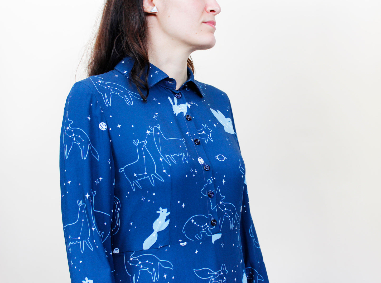 Abito Marianna - abito midi con colletto e bottoni, stampa Starry Animals