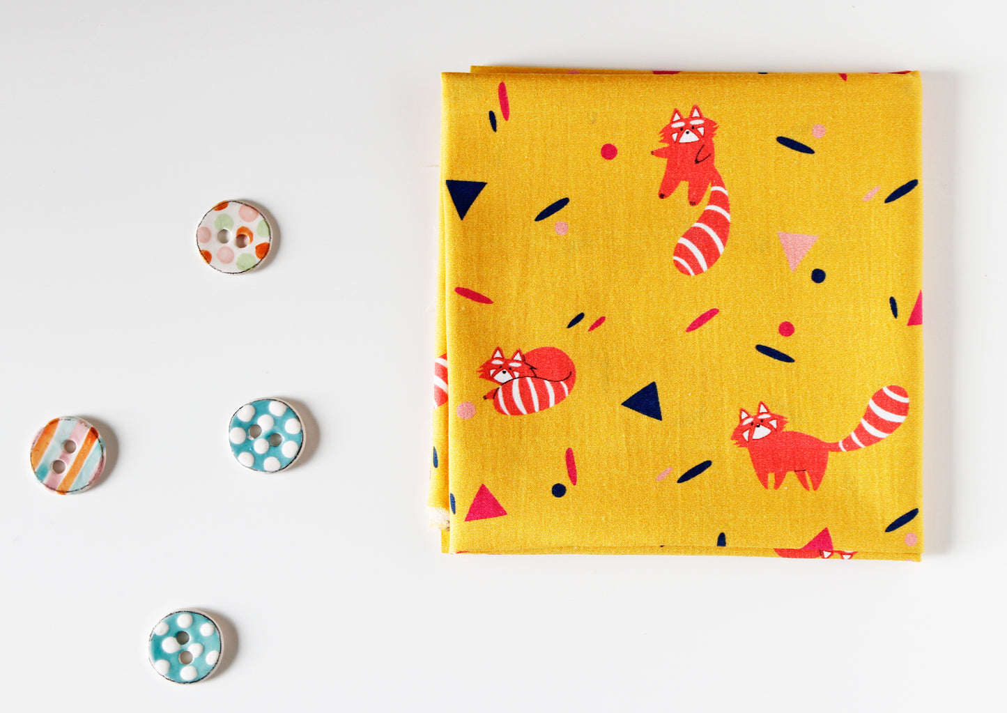 FAT QUARTER, Tessuto popeline di cotone - Twist and Panda, sfondo giallo - Collezione Quirky Animals