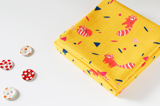 FAT QUARTER, Tessuto popeline di cotone - Twist and Panda, sfondo giallo - Collezione Quirky Animals