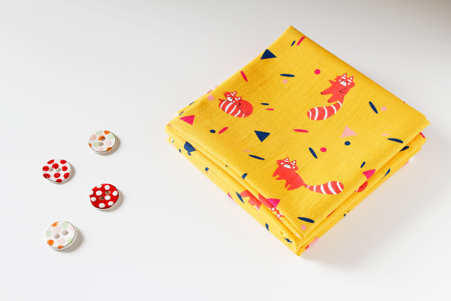 FAT QUARTER, Tessuto popeline di cotone - Twist and Panda, sfondo giallo - Collezione Quirky Animals