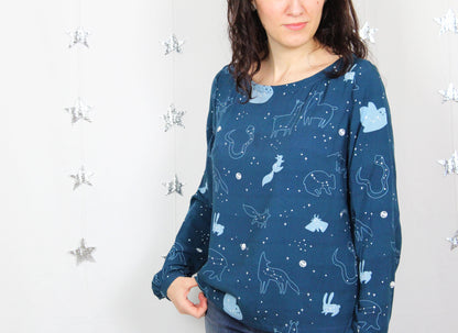 Blusa Piera - blusa blu a maniche lunghe con scollo a barca e costellazioni, stampa Starry Animals