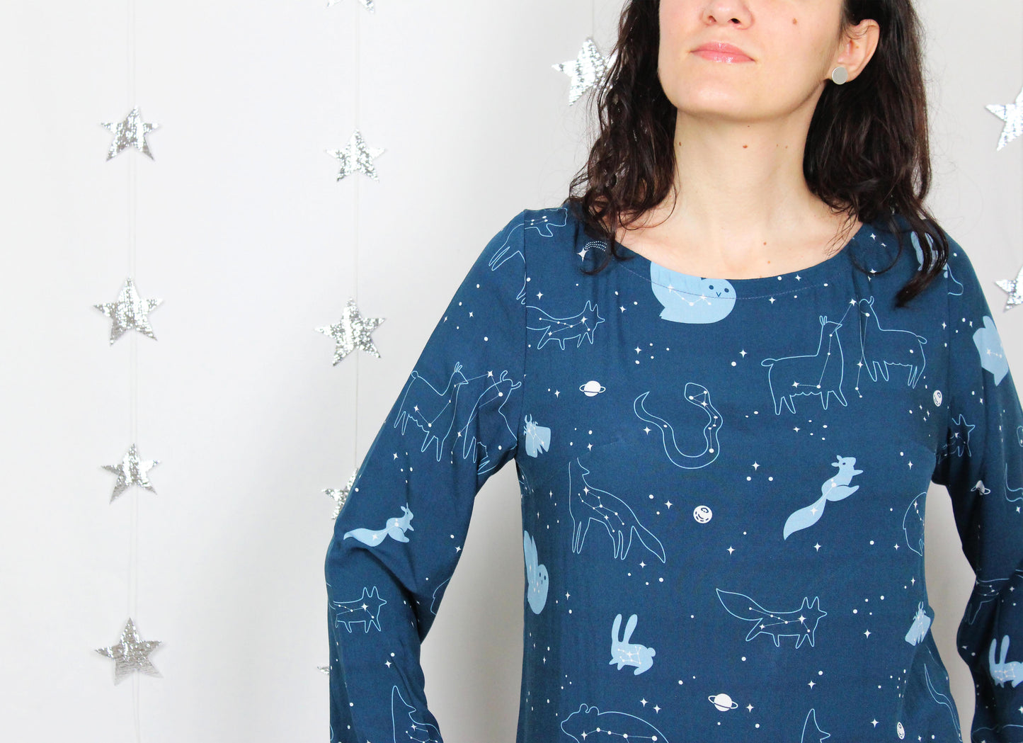 Blusa Piera - blusa blu a maniche lunghe con scollo a barca e costellazioni, stampa Starry Animals