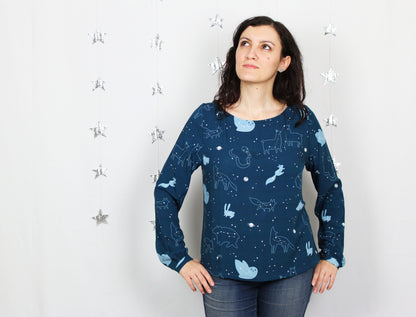 Blusa Piera - blusa blu a maniche lunghe con scollo a barca e costellazioni, stampa Starry Animals