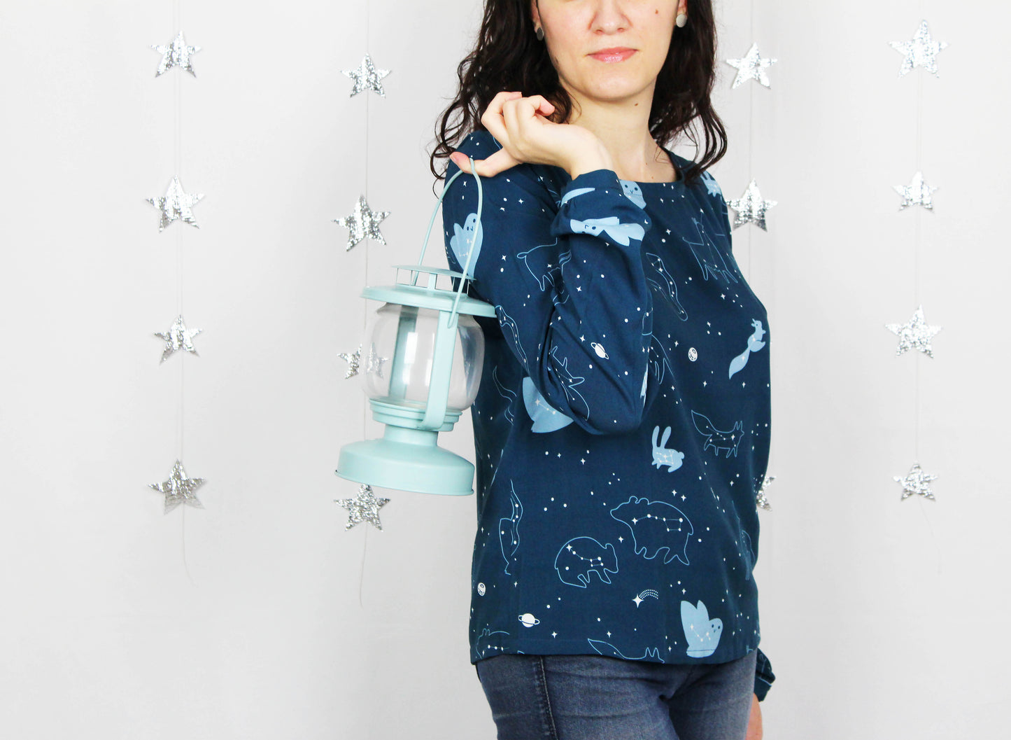 Blusa Piera - blusa blu a maniche lunghe con scollo a barca e costellazioni, stampa Starry Animals