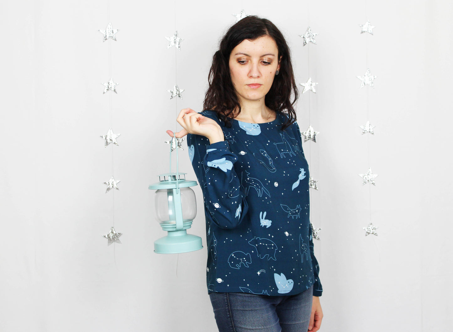 Blusa Piera - blusa blu a maniche lunghe con scollo a barca e costellazioni, stampa Starry Animals