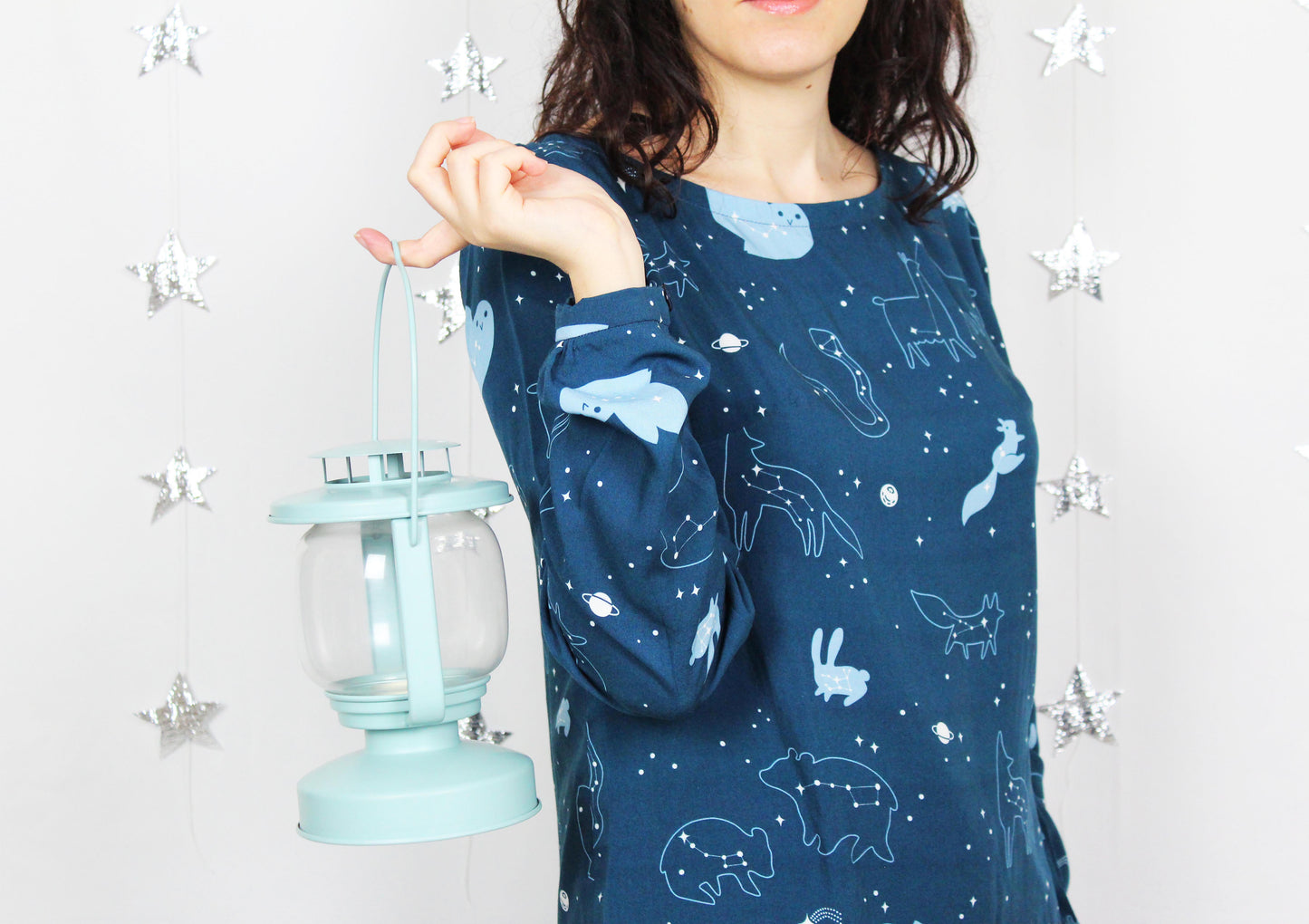 Blusa Piera - blusa blu a maniche lunghe con scollo a barca e costellazioni, stampa Starry Animals