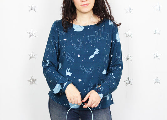 Blusa Piera - blusa blu a maniche lunghe con scollo a barca e costellazioni, stampa Starry Animals