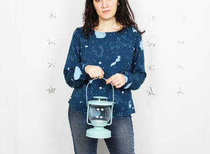 Blusa Piera - blusa blu a maniche lunghe con scollo a barca e costellazioni, stampa Starry Animals