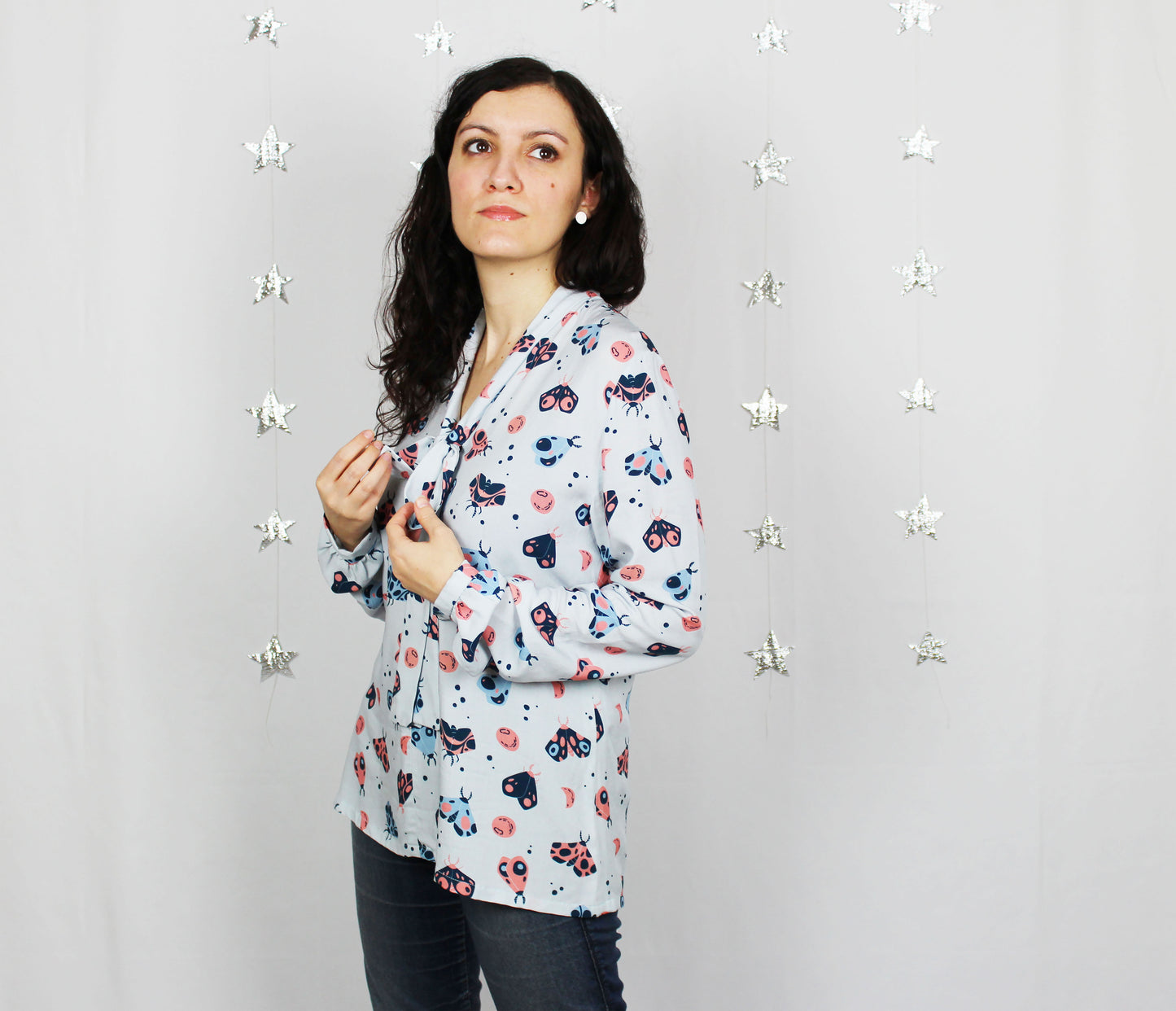 Blusa Erika - blusa a maniche lunghe con fiocco, stampa Lunar Moths