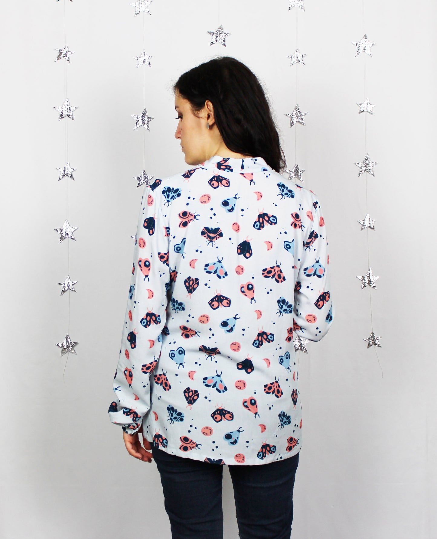 Blusa Erika - blusa a maniche lunghe con fiocco, stampa Lunar Moths