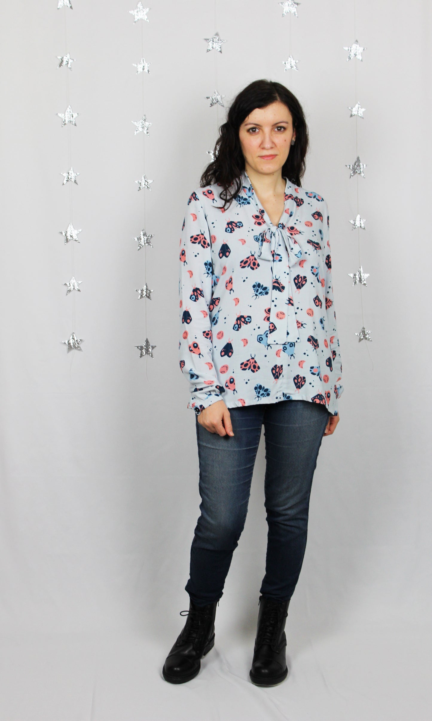 Blusa Erika - blusa a maniche lunghe con fiocco, stampa Lunar Moths