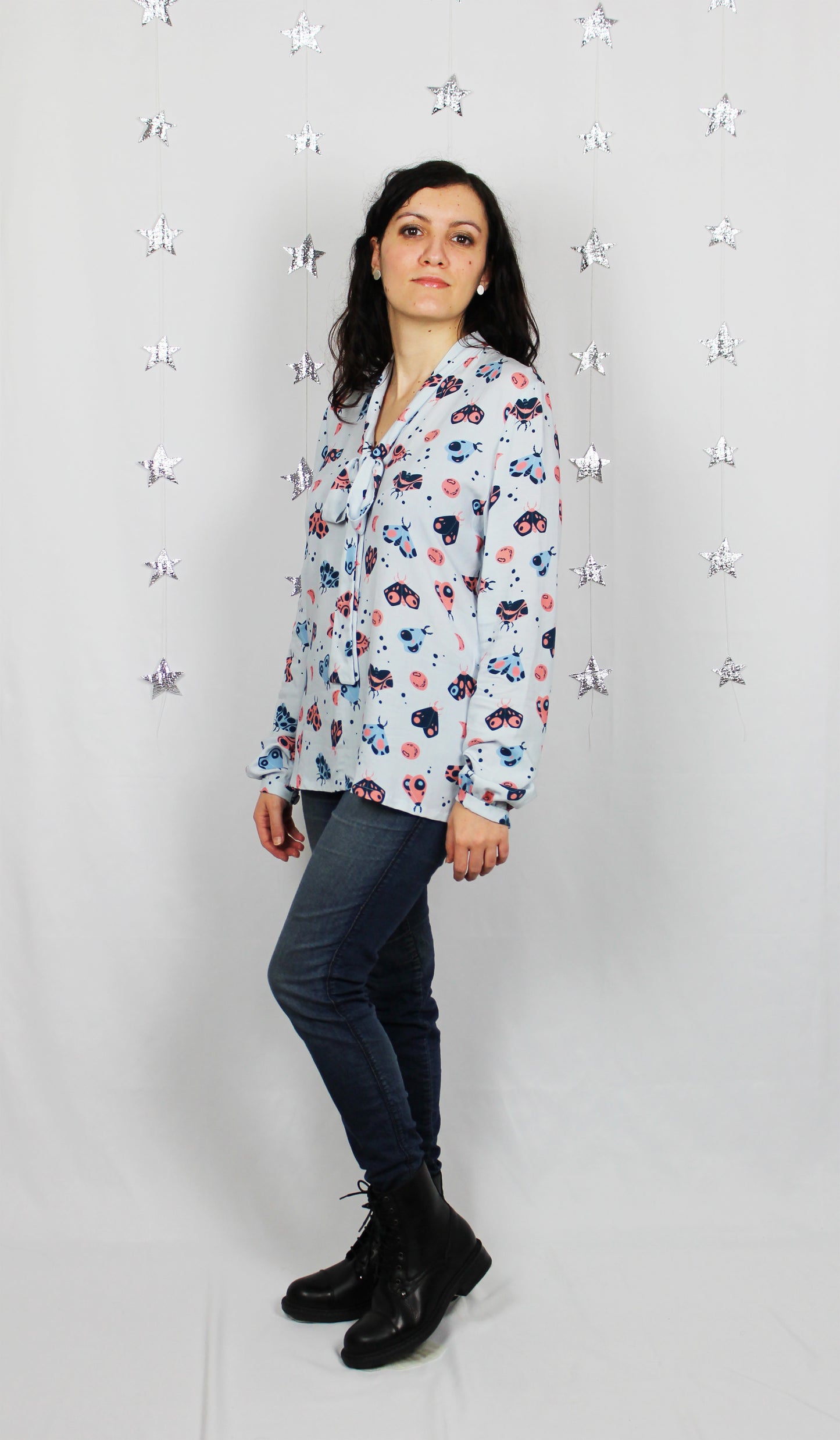 Blusa Erika - blusa a maniche lunghe con fiocco, stampa Lunar Moths