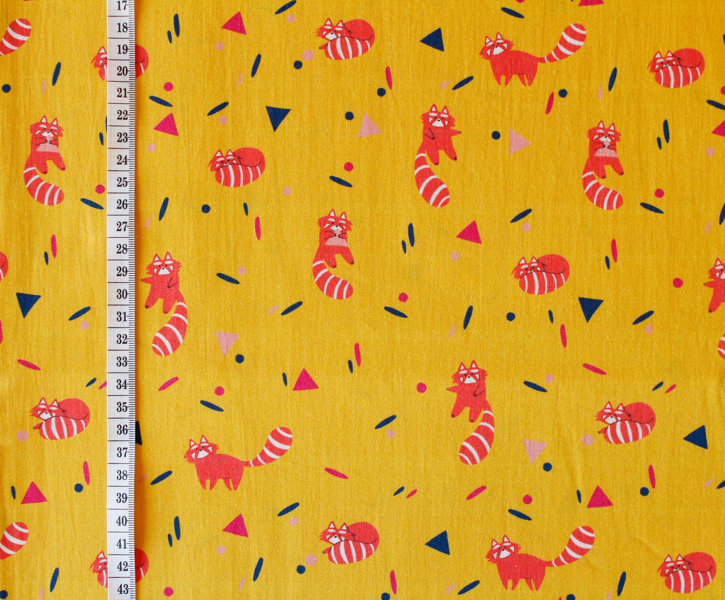 Tessuto popeline di cotone - Twist and Panda, sfondo giallo - Collezione Quirky Animals