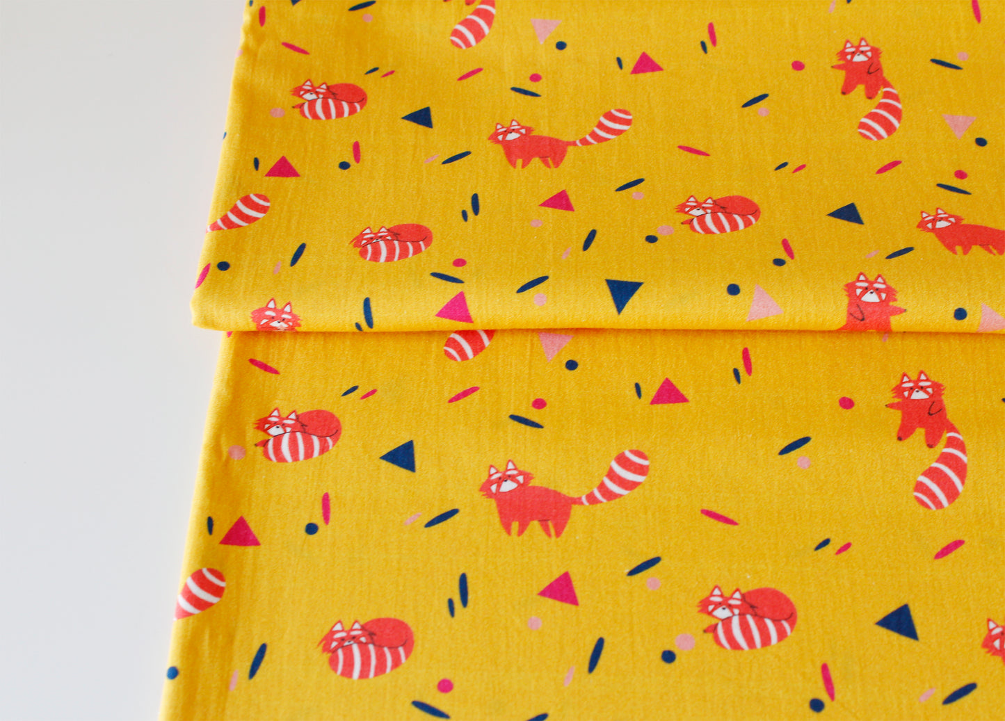 FAT QUARTER, Tessuto popeline di cotone - Twist and Panda, sfondo giallo - Collezione Quirky Animals